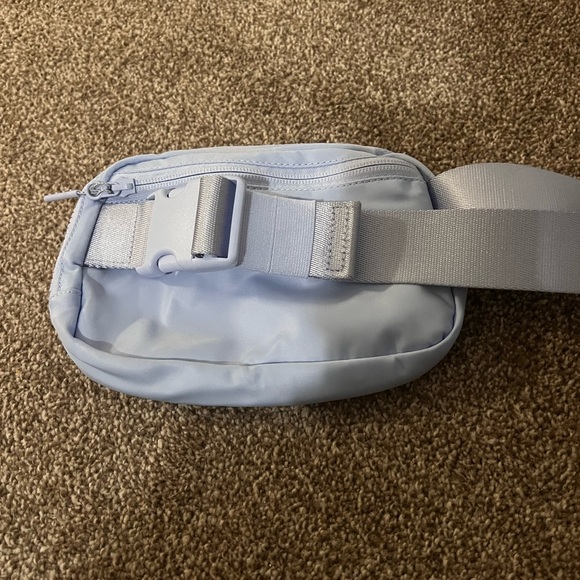 Lululemon Everywhere Belt Bag 1L Pastel Blue - Picture 3 of 3